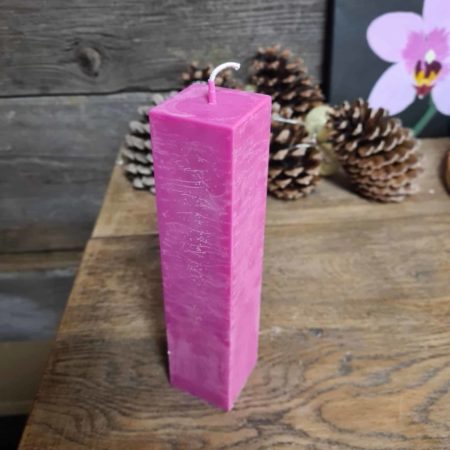 Bougie pilier colorée cubique rose