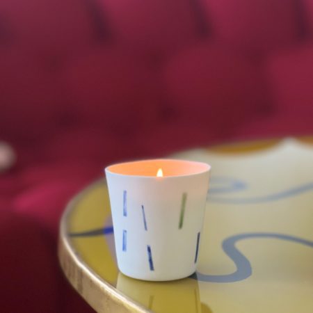 Bougie artisanale cire végétale parfumée contenant porcelaine traits multicolores