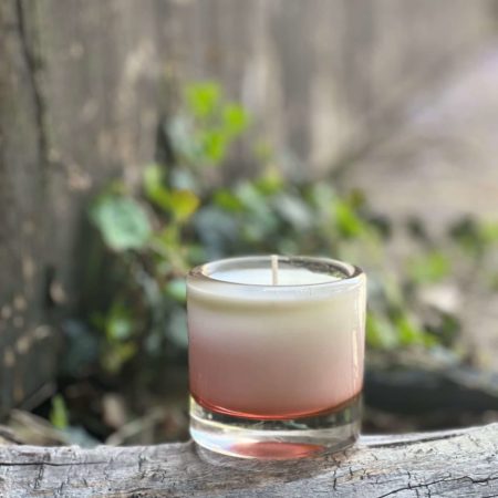 Bougie artisanale cire végétale parfumée - Contenant rose translucide