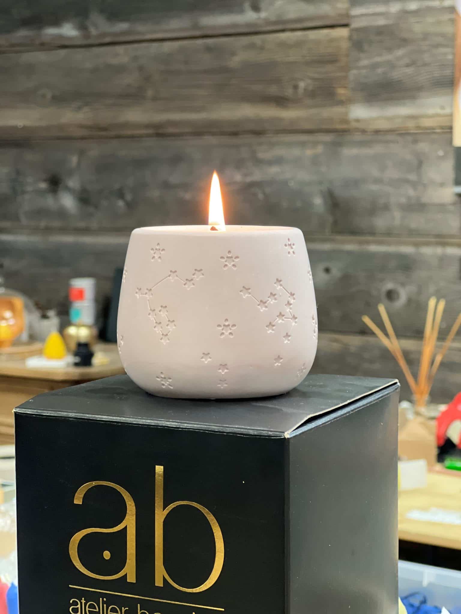 Bougie artisanale cire végétale parfumée - Contenant étoilé fait main Rose Clair – Image 3