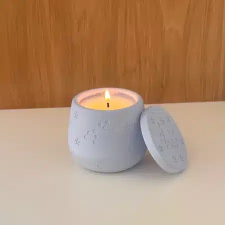 Bougie parfumée artisanale bleu clair – Contenant étoilé rechargeable