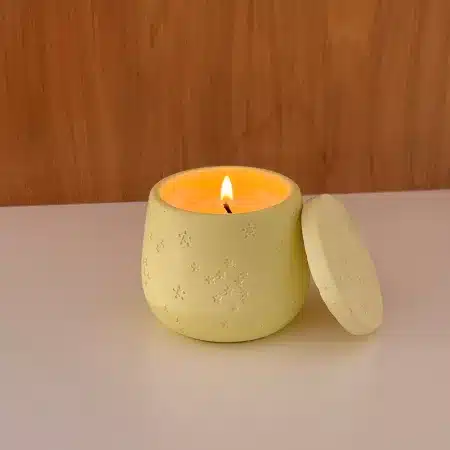 Bougie parfumée artisanale jaune clair – Contenant étoilé rechargeable